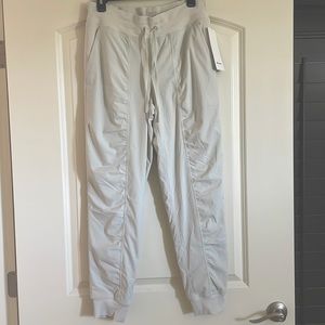 Lululemon Dance Studio Mid-Rise Jogger Lined in Bone size 8